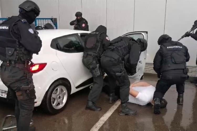 Specijalci Žandarmerije uhapsili trojicu inspektora zbog pomaganja ubici s interpolove potjernice