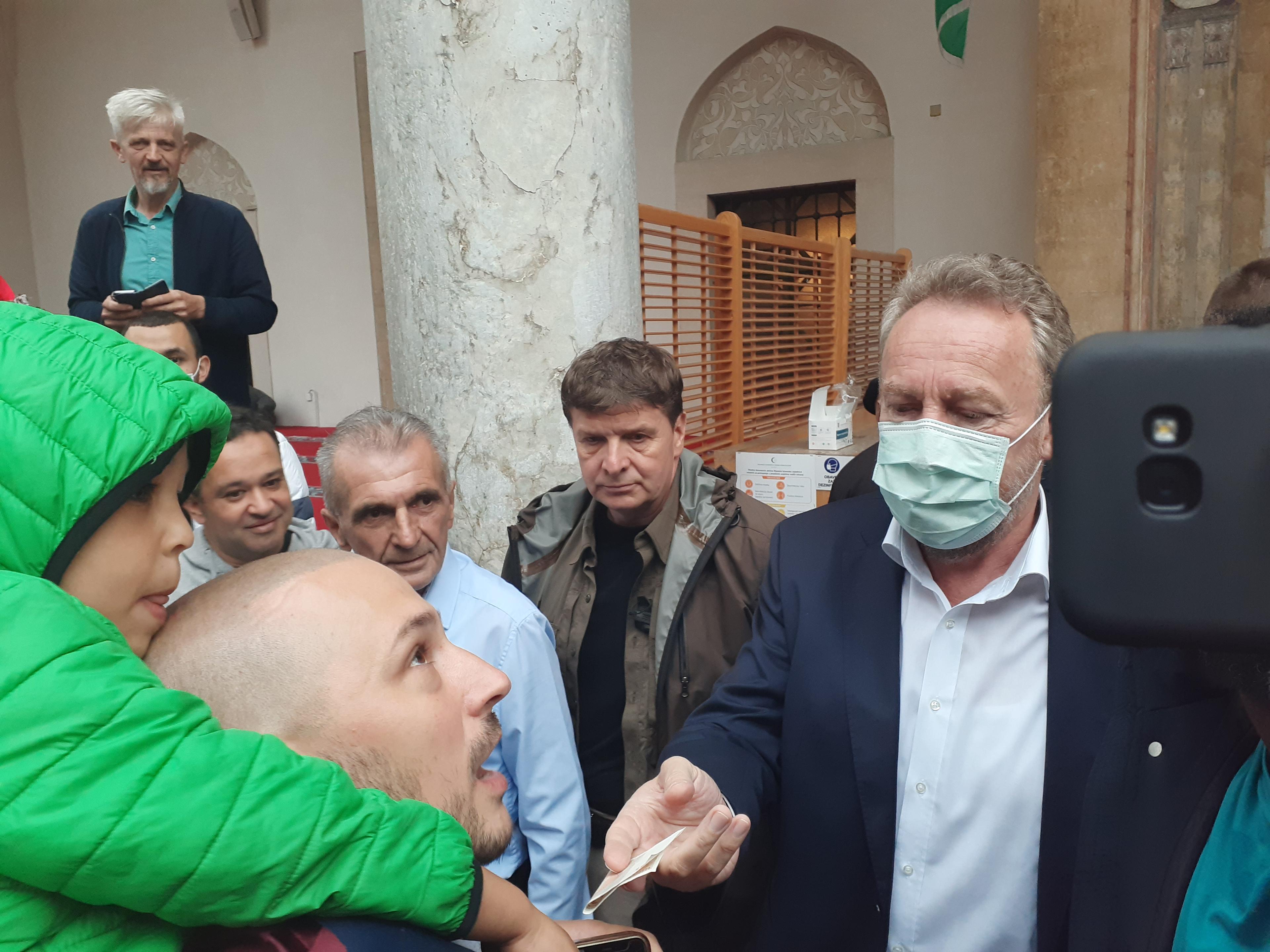 Bakir Izetbegović dijelio bajramluk ispred Begove džamije