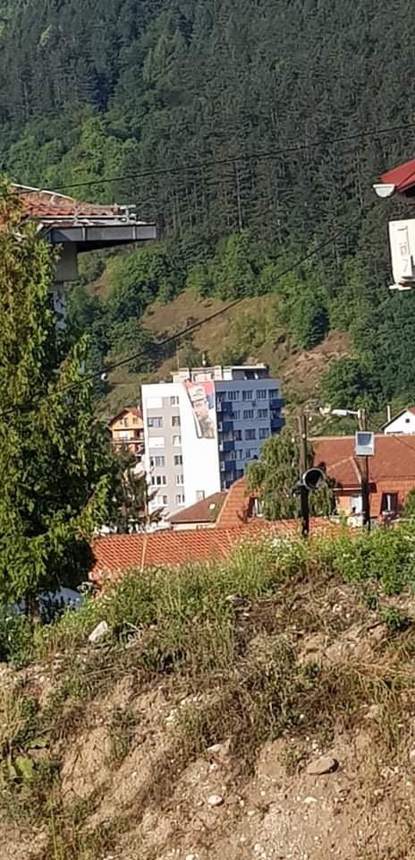 Pano sa likom ratnog zločinca Ratka Mladića postavljen na zgradu u Foči