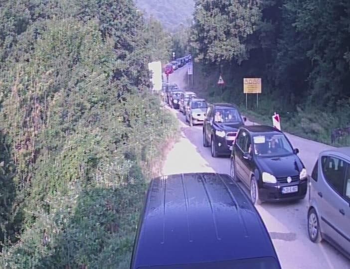 Pojačan promet na granici: Kolone vozila čekaju na prijelazu Šćepan Polje za ulazak u Crnu Goru