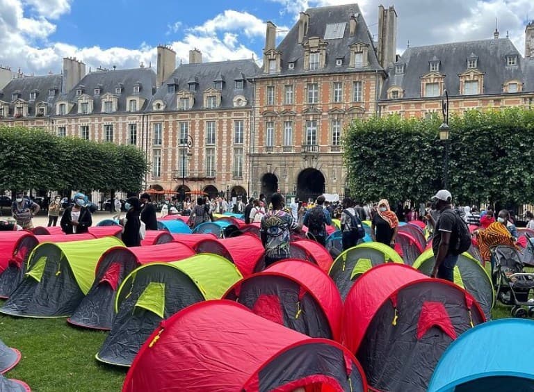 Migranti postavili šatore u centru Pariza