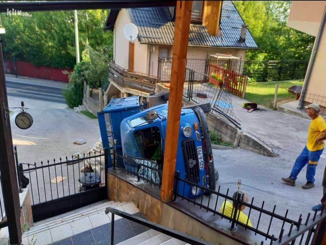 Nesreća na Grbavici: Prevrnuo se kamion, povrijeđena jedna osoba