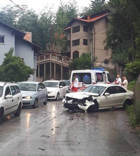 U Zenici se sudarila dva vozila, intervenirala Hitna pomoć
