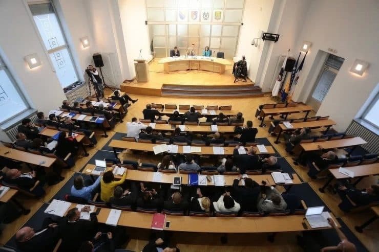 Skupština KS danas o epidemiološkoj situaciji i zakonima iz oblasti obrazovanja