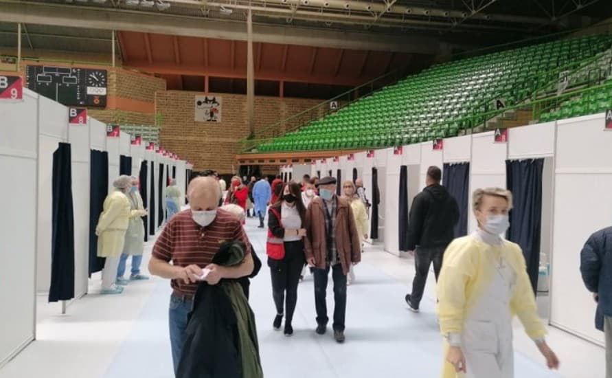 SDA: Vlast u Sarajevu tjera 400.000 ljudi na jedan punkt za vakcinaciju, nesposobni su i opasni po živote građana