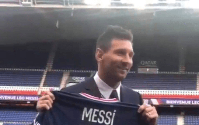 Pozirao sa dresom: Poznato koji će broj Mesi nositi u PSG-u