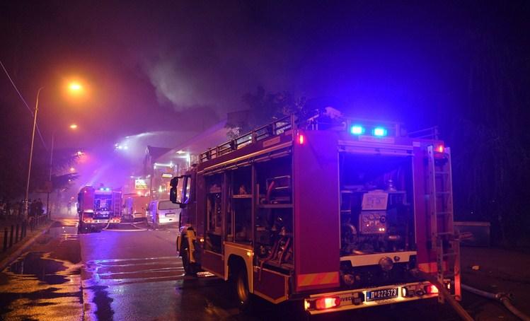 Gori tržni centar, stanari se guše od dima