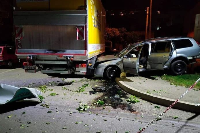 Nesreća u Mostaru: Vozilom uništio reklamni pano i ogradu