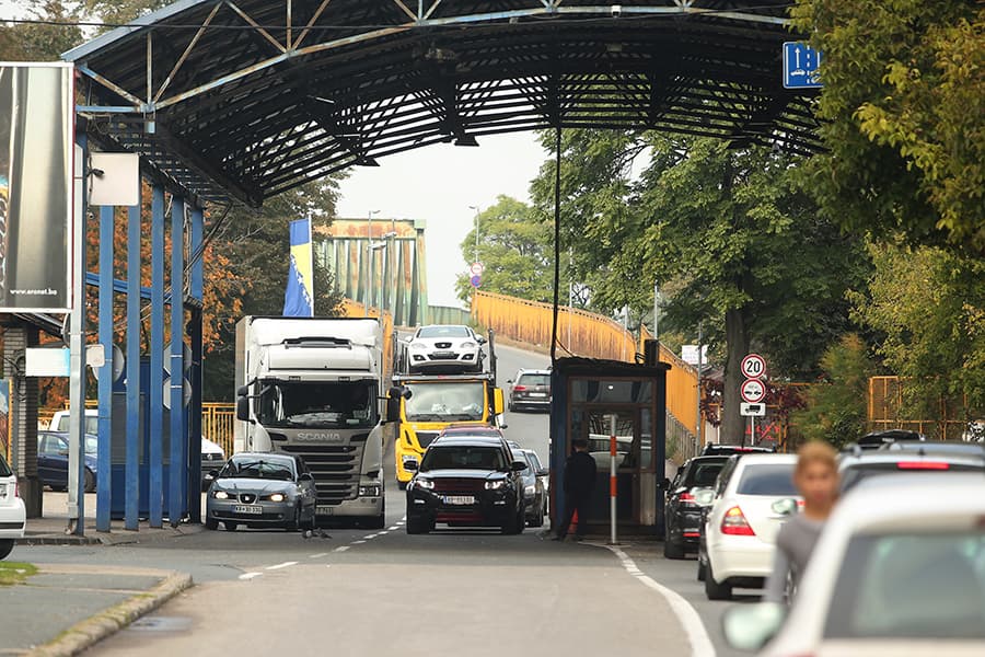 Na tri granična prijelaza pojačan promet vozila na izlazu iz BiH