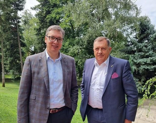 Vučić predao Dodiku prednacrt zakona o zaštiti srpskog jezika i ćiriličnog pisma