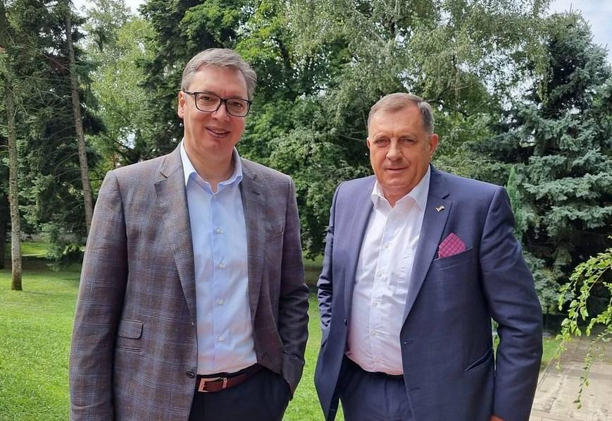 Šta piše u nacrtu zakona koji je Vučić predao Dodiku: Ćirilica svuda