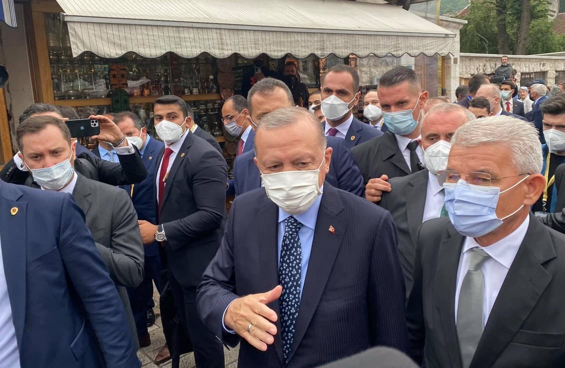 Veliki broj građana ispratio Erdoana sa Baščaršije