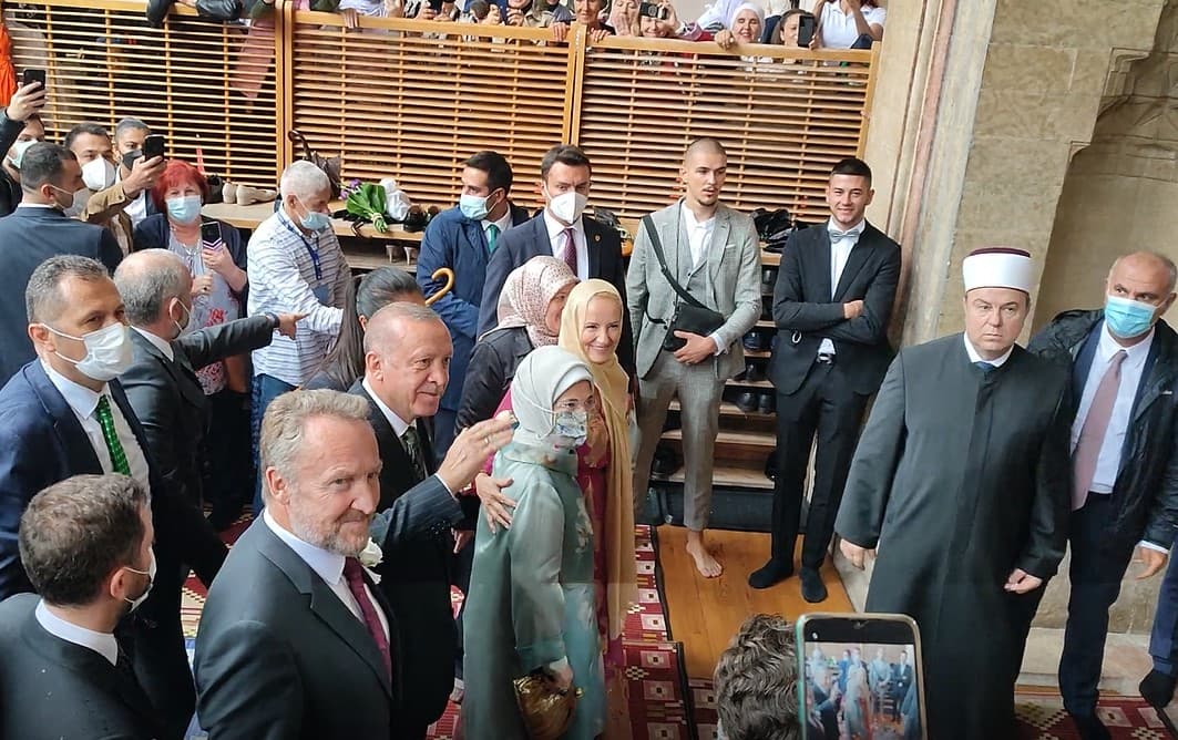 Predsjednik Turske došao u Begovu džamiju: Zagrljaj porodica Erdoan i Izetbegović