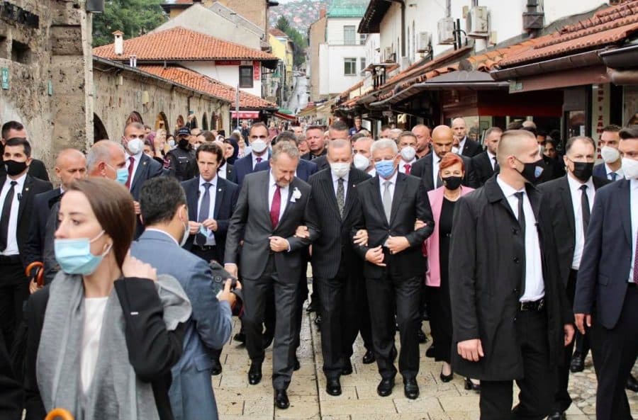 Erdoan ruku pod ruku s Džaferovićem i Izetbegovićem prošetao Baščaršijom
