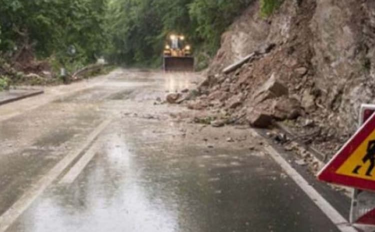 Vozači oprez: Na cestama učestali odroni i smanjena vidljivost zbog magle