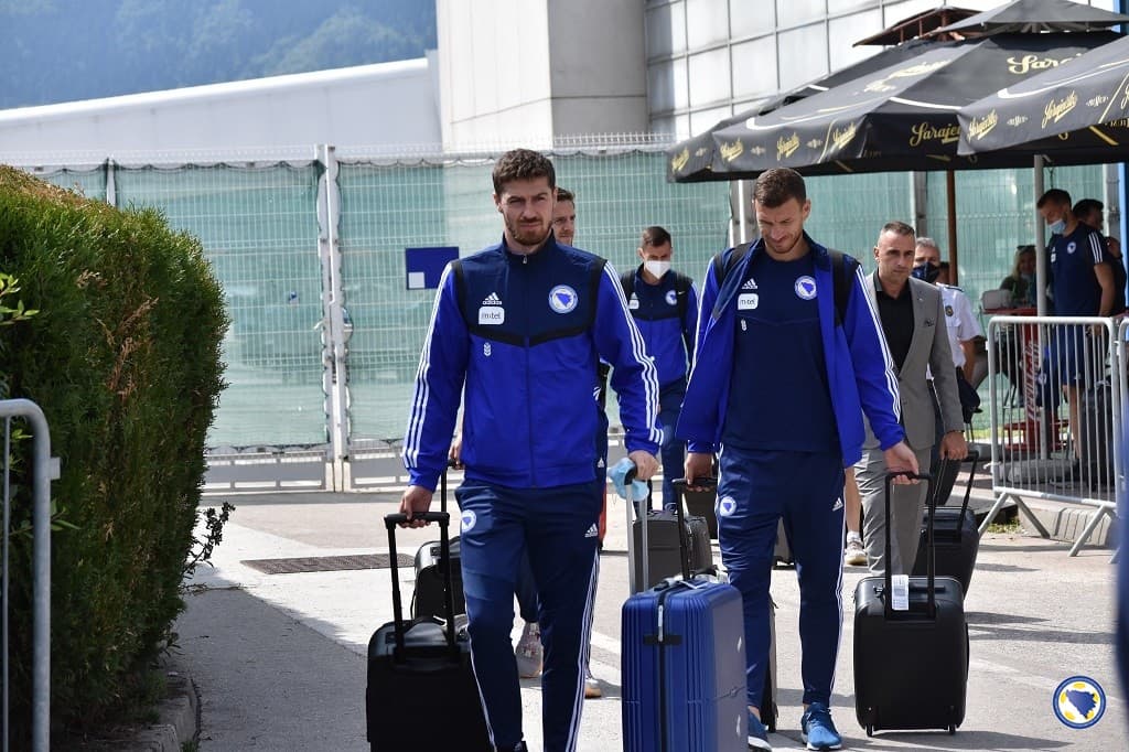 Reprezentativci BiH prilikom dolaska na aerodrom - Avaz