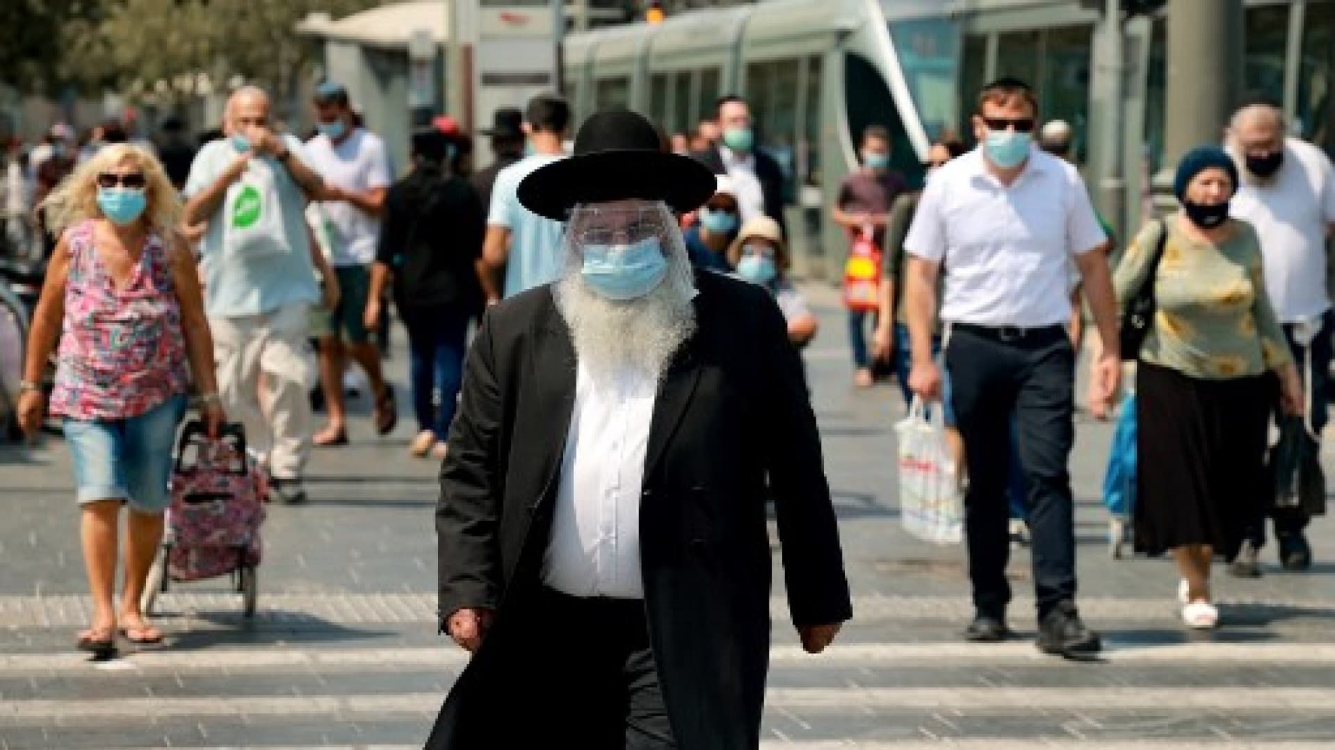 Izrael je bio prvi po broju vakcinisanih, sada je prvi po broju zaraženih