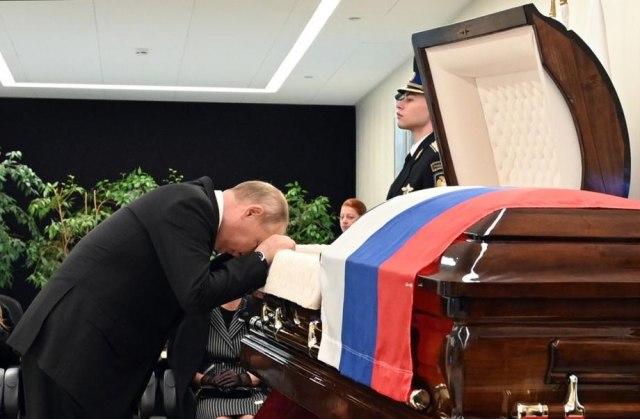 Fotografije Putina nad odrom bivšeg tjelohranitelja obišle svijet