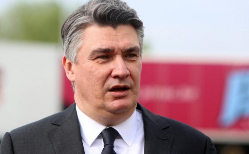 Milanović o Vučiću: Besposlen pop i jariće krsti