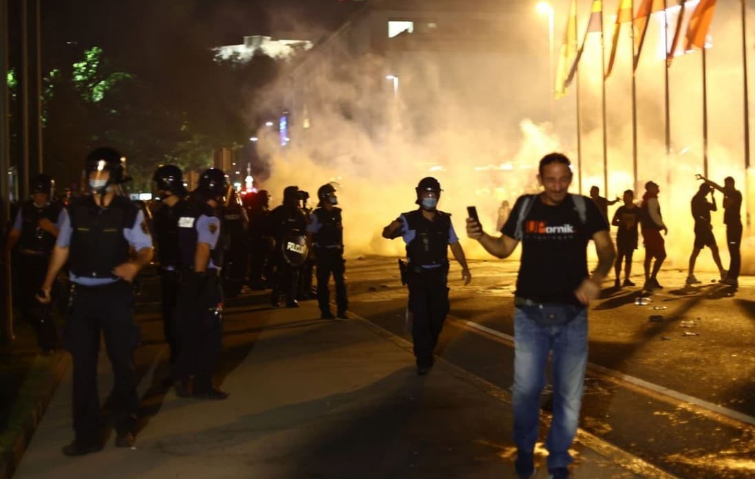 Haos u Ljubljani: Hiljade ljudi na protestu protiv mjera, zgradu parlamenta gađali bakljama