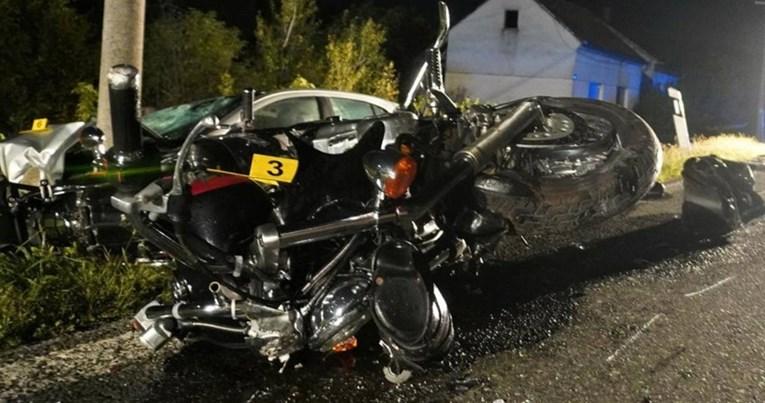 Stravična nesreća: Supružnici na motociklu udarili srnu, a potom se zabili u Opel