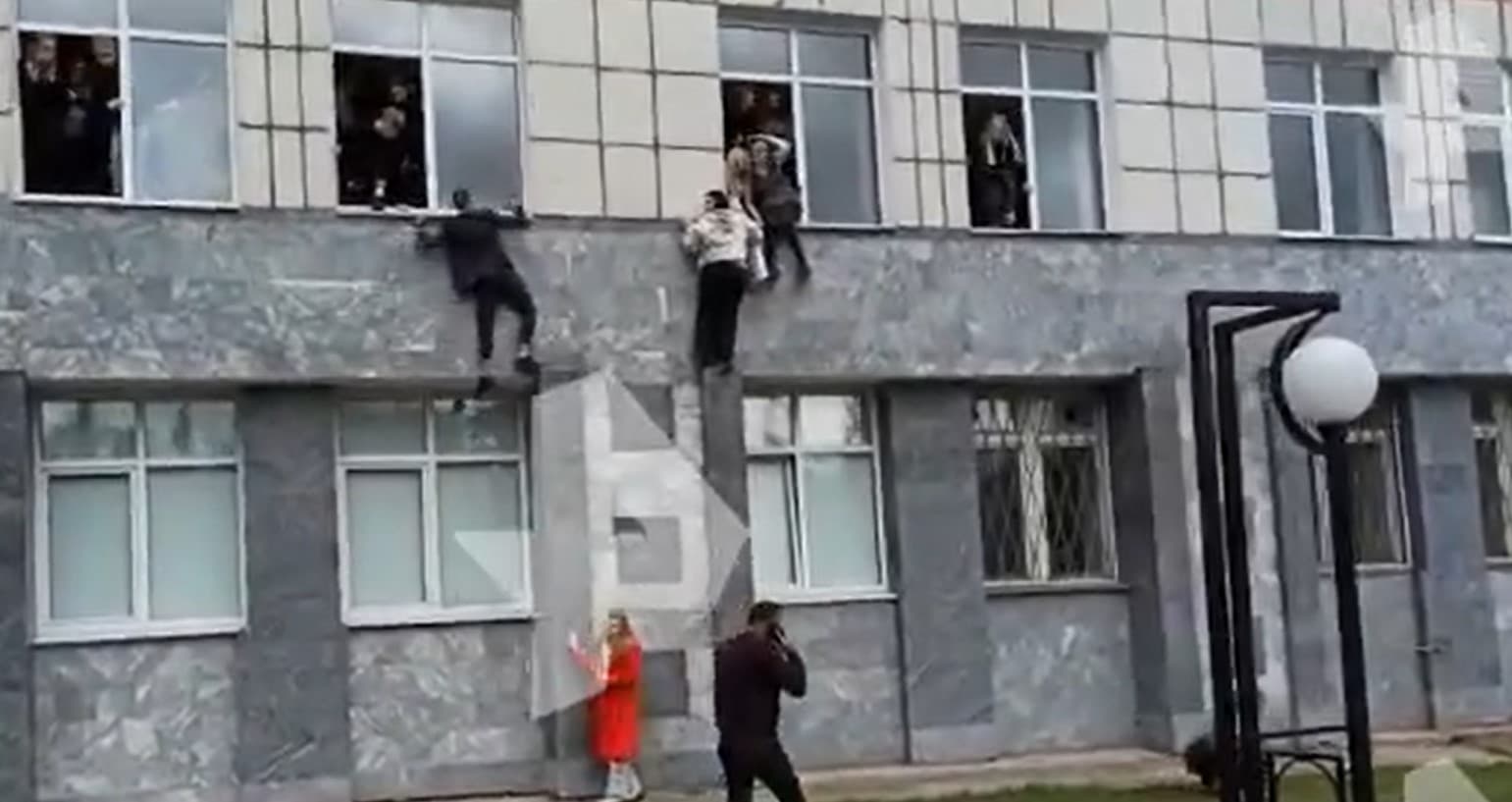 Užasne scene u ruskom Permu: Zbog pucnjave studenti iskaču kroz prozor