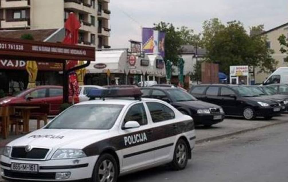Umalo tragedija u Odžaku: Majku s bebom u naručju udario automobil