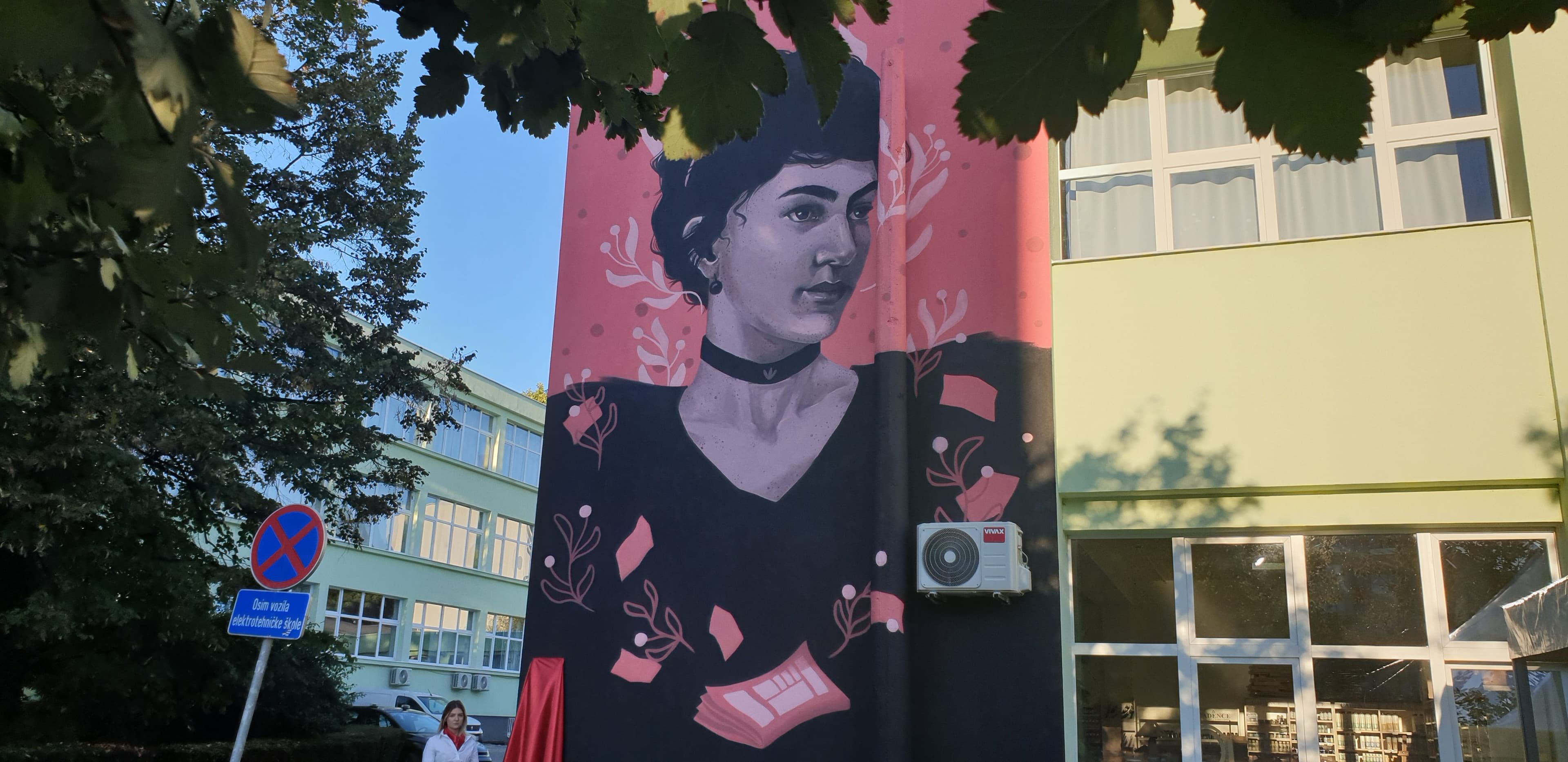 Mural sa likom Milene Mrazović otkriven na fasadi Elektrotehničke škole za energetiku
