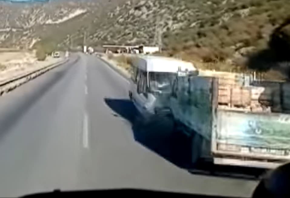 Objavljen snimak stravične nesreće: U direktnom sudaru minibusa i kamioneta poginula jedna osoba