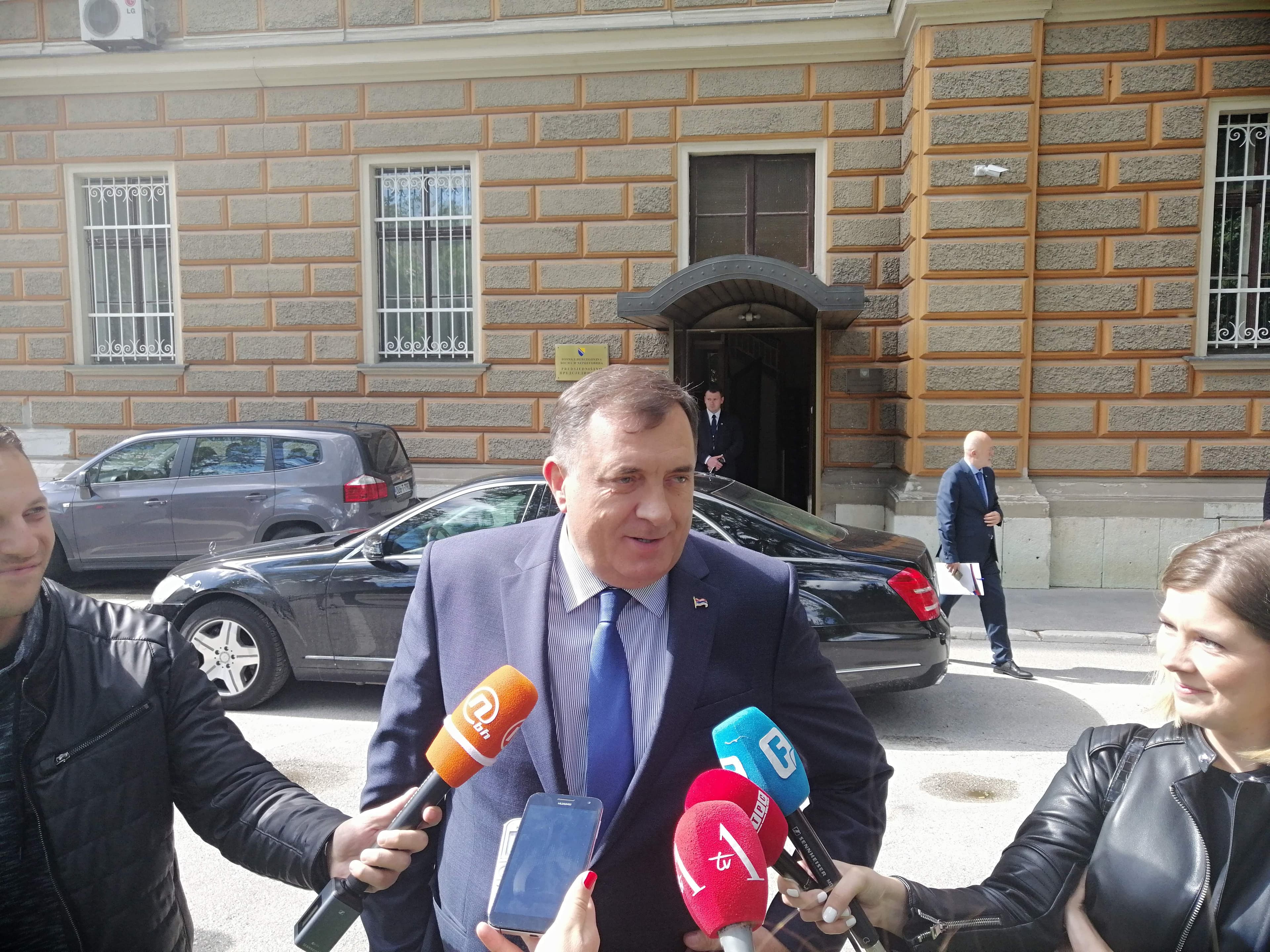Dodik pozvao novinare u kabinet Predsjedništva da zapjevaju pjesmu "Nema te više Alija"