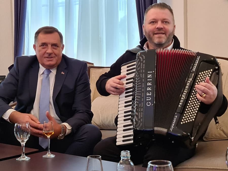 Društvene mreže gore: Dodik je do jučer nastupao po šatorima, sada u Predsjedništvu