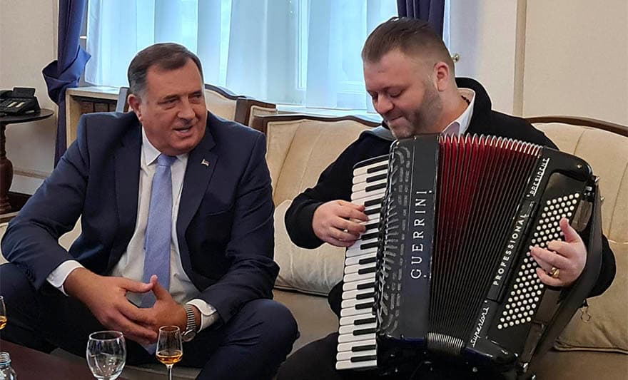 Dodik o harmonici: Pjevao sam mojoj majci, šta bi tu bio problem