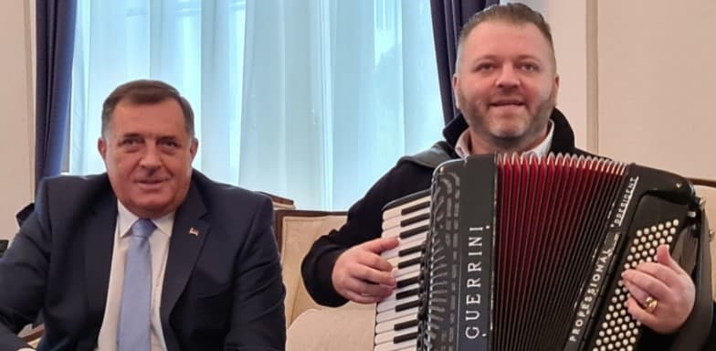 Harmonikaš Miroslav Matić za "Avaz": Poznajem Dodika preko 15 godina, uvijek se prijatno osjećam kad mu sviram