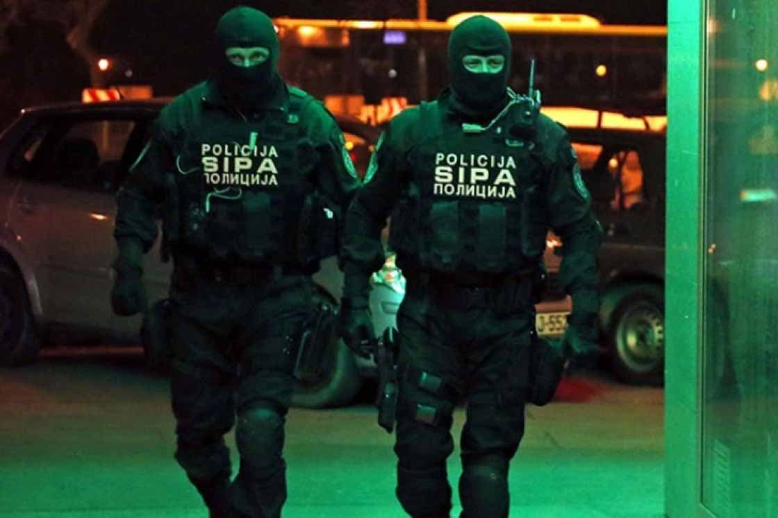 SIPA upala u stan u Sarajevu: Oduzeli pola kilograma amfetamina i dva pištolja