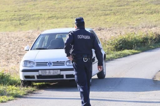 Aktivirao ručnu bombu na njivi pa završio u policijskoj stanici