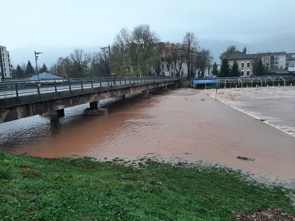 Ljetna bašta restorana "Brajlović" i dalje pod vodom