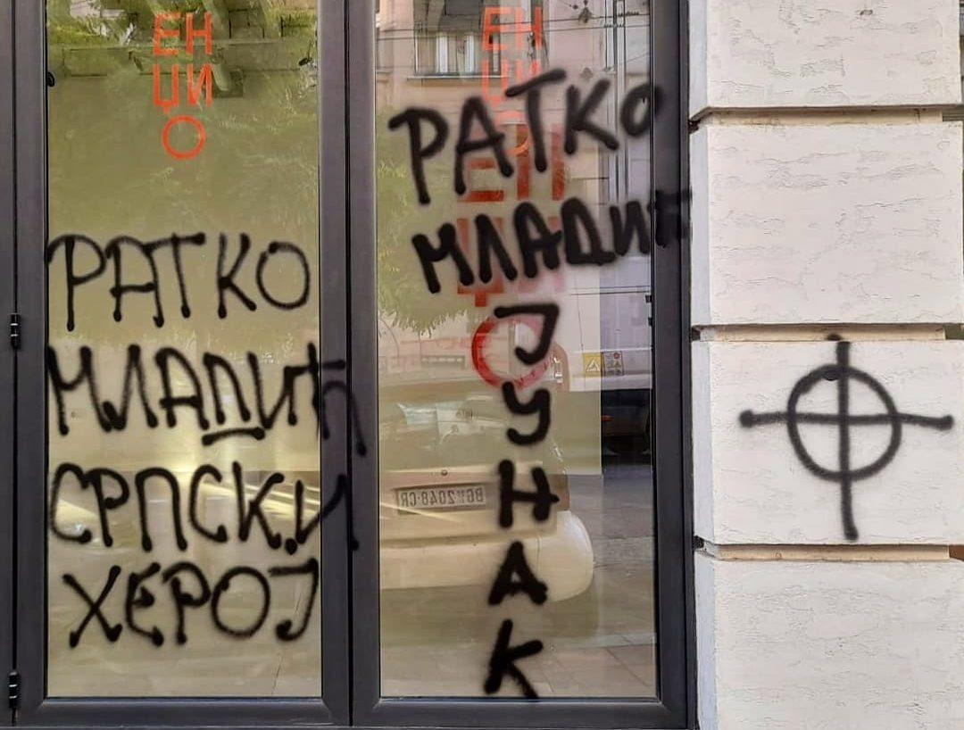 Prostorije YIHR u centru Beograda išarane grafitima podrške osuđenom ratnom zločincu Ratku Mladiću
