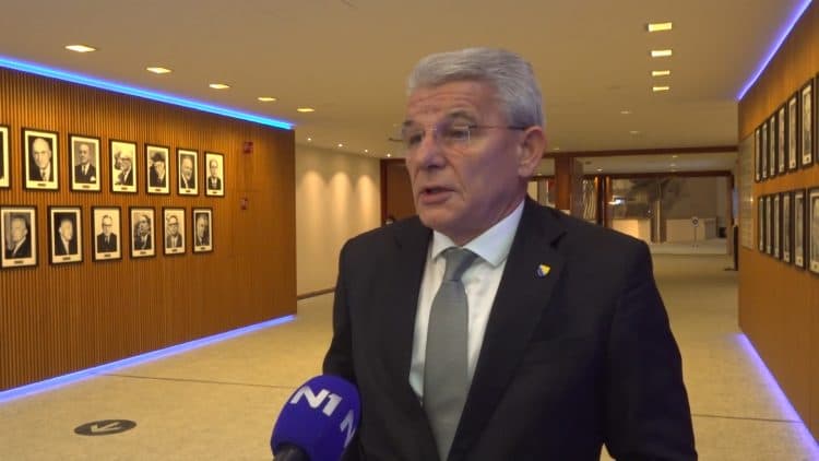 Džaferović osudio polaganje cvijeća ispod murala Ratku Mladiću