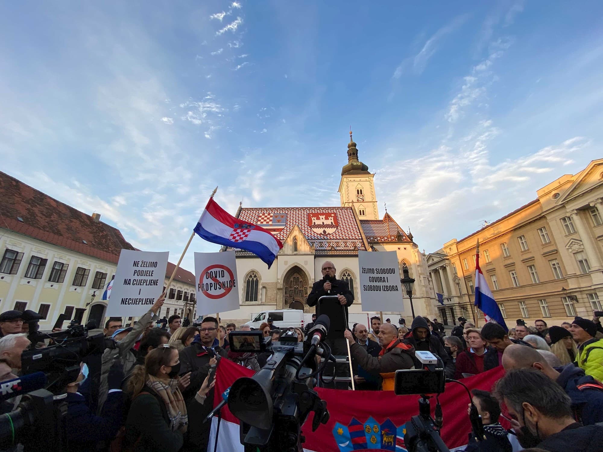 Protesti u Zagrebu zbog Covid-potvrda i mjera: Plenkovića upoređuju s Mengeleom