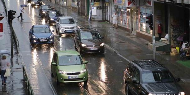 Vozači oprez: Putevi su mokri i klizavi, ima i odrona