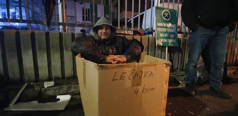 Rudar napravio "ležaljku" od kartonske kutije: U najtežim trenucima zbijaju šale na svoj račun