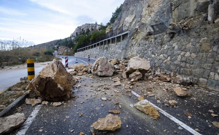 Stanje na putevima u BiH: Povećana opasnost od odrona zemlje ili kamenja na kolovoz