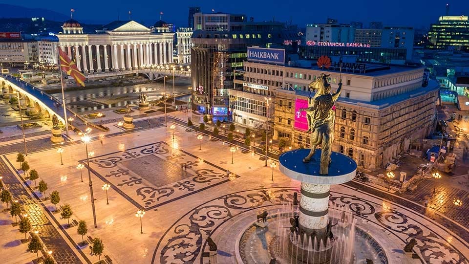 Možemo li ići prema budućnosti negirajući prošlost?