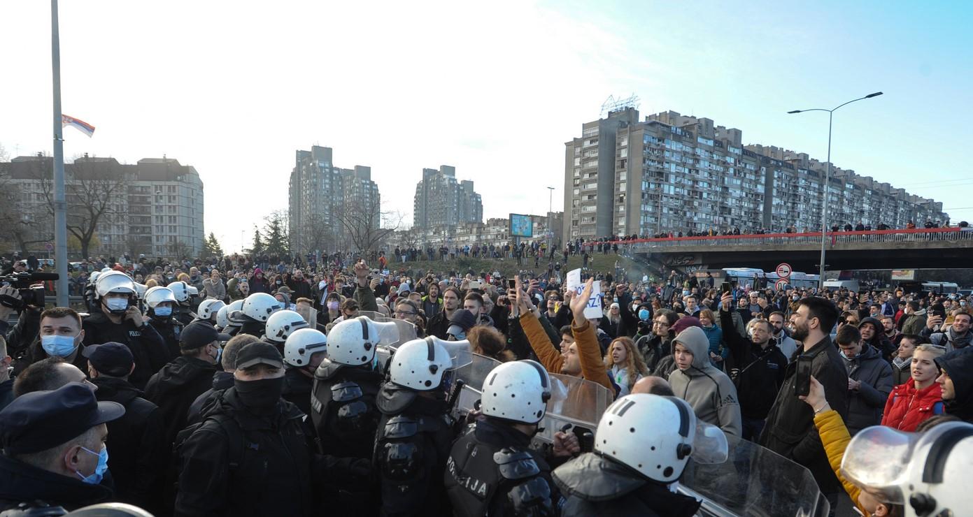 Protesti u Srbiji: Sukobi s policijom u Novom Sadu, blokade puteva i mostova