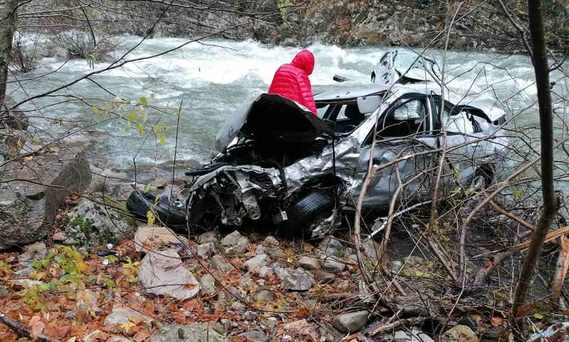 Automobilom sletjeli u kanjon Morače, poginula jedna osoba