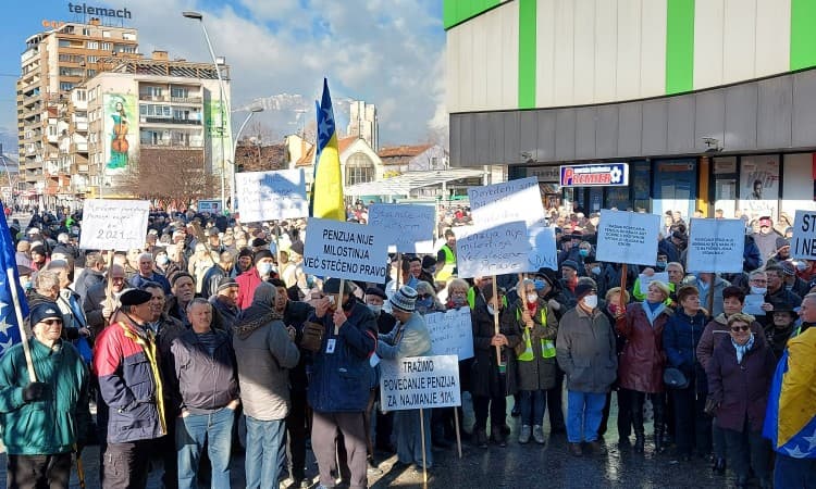 Penzioneri u Zenici održali proteste, traže povećanje penzija za 10 posto