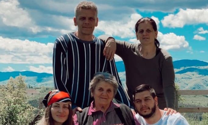 Dalila i Dejan sa njenom majkom, nanom i daidžom - Avaz