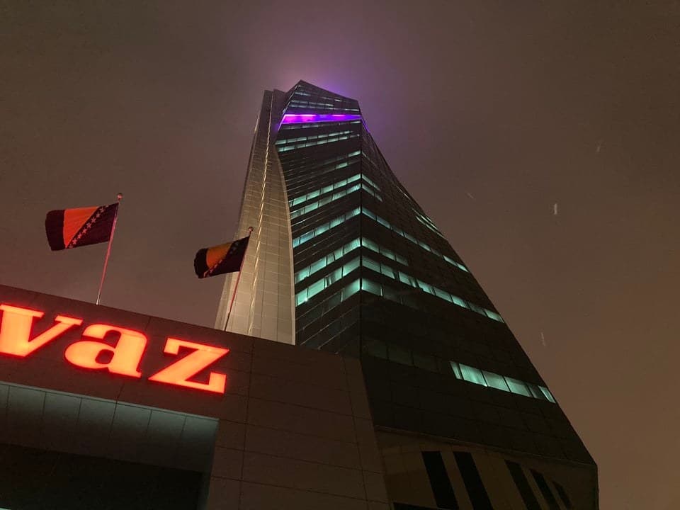 "Avaz Twist Tower" u ljubičastoj boji u znak podrške osobama sa invaliditetom