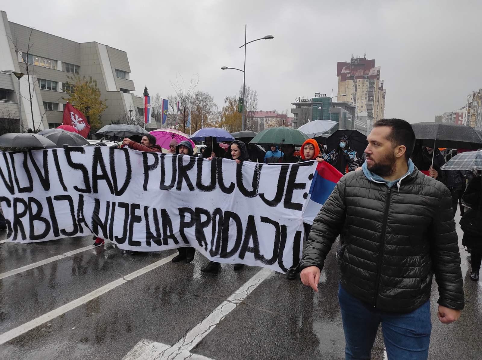 U Novom Sadu uprkos kiši blokiran saobraćaj na kružnom toku