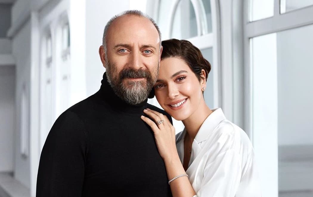 Čarolija za Lejlu: Zavirite u dom Berguzar Korel u kojem vlada praznična idila